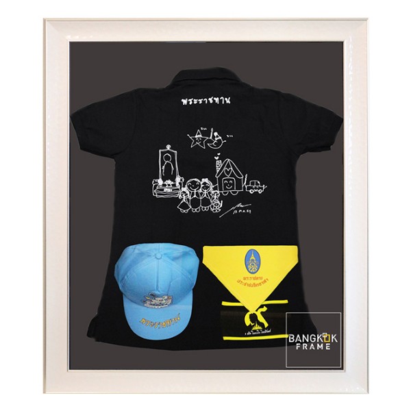 กรอบรูปโชร์เสื้อขาวพร้อมลายเซ็นนักร้องที่ชอบ